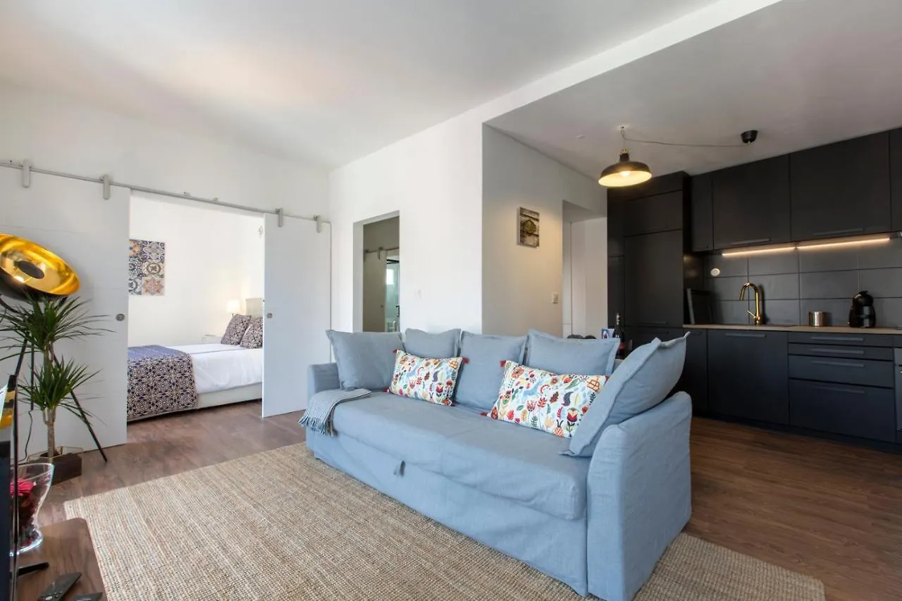 Amazing Downtown Apt With Small Balcony With View Over The Castle Lissabon