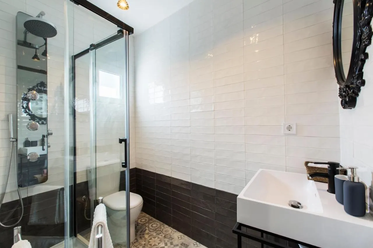 Amazing Downtown Apt With Small Balcony With View Over The Castle Lissabon